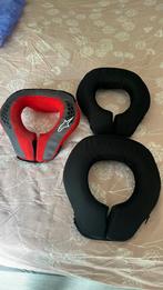 3 stuks nekbrace’s karting jeugd 2 zwart 1 rode, Sport en Fitness, Karting, Ophalen of Verzenden, Zo goed als nieuw