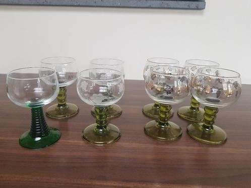 8 wijnglazen op groen pootje, Verzamelen, Glas en Borrelglaasjes, Zo goed als nieuw, Overige typen, Ophalen