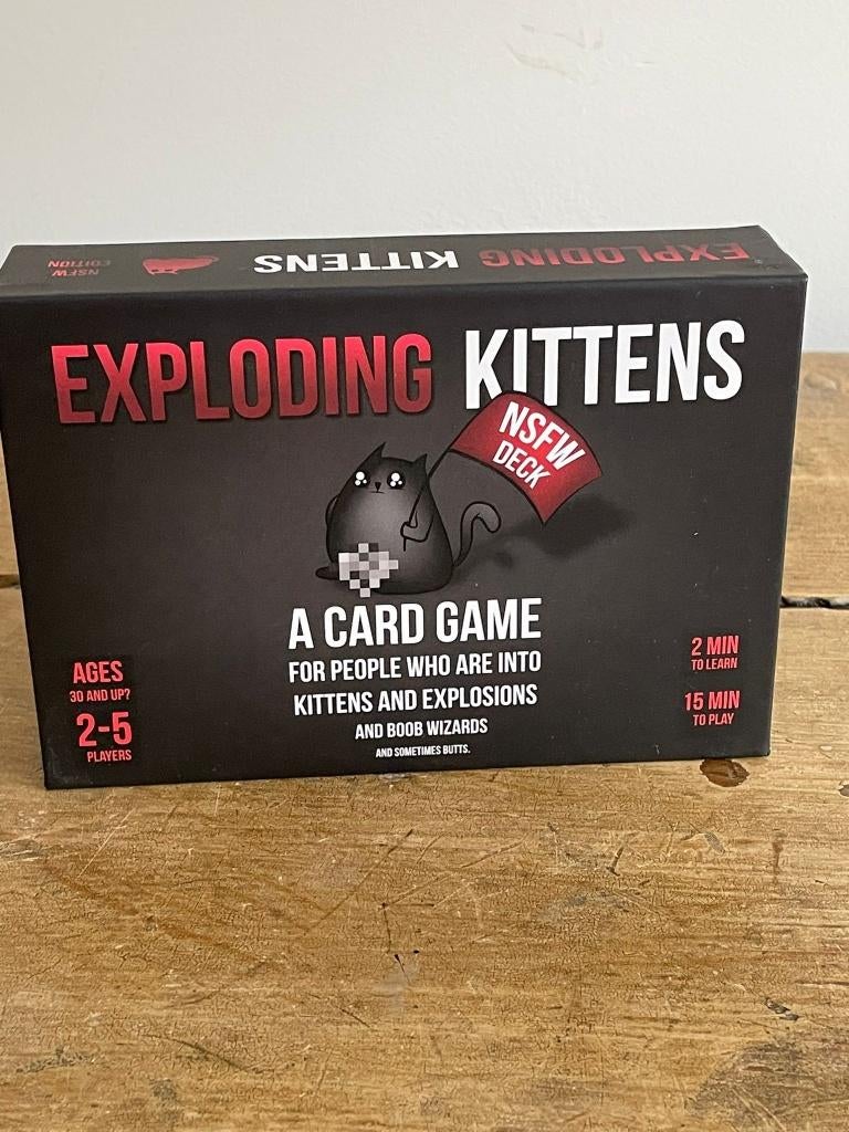 Exploding Kittens (NSFW / UK edition), Drie of vier spelers, Ophalen of Verzenden, Nieuw, Exploding Kittens