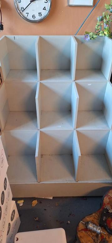 Houten vakkenkast op wielen.