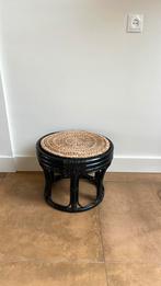 Vintage zwart rotan manou rond krukje, Huis en Inrichting, Krukjes, Ophalen, Zo goed als nieuw, Hout