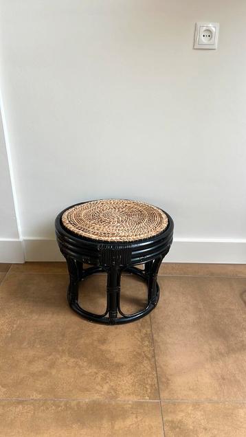 Vintage zwart rotan manou rond krukje beschikbaar voor biedingen