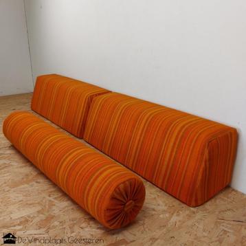 Vintage jaren 70 lange oranje kussens beschikbaar voor biedingen
