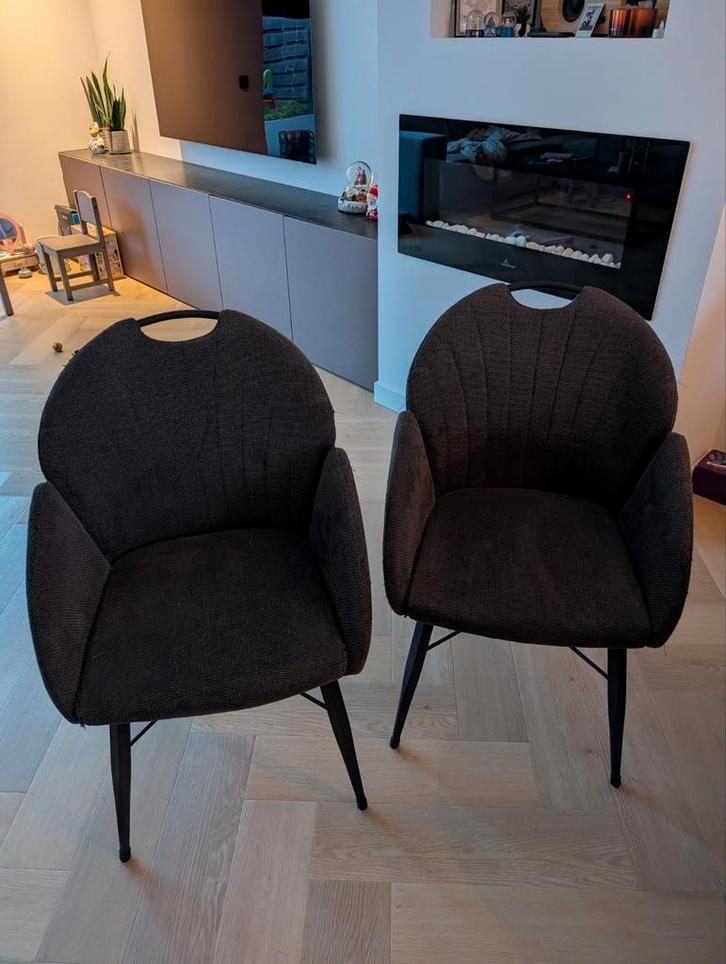 Gratis  2 eetkamerstoelen, Huis en Inrichting, Stoelen, Gebruikt, Twee, Stof, Overige materialen, Grijs, Ophalen