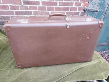 Antieke bruine fiber reiskoffer. beschikbaar voor biedingen
