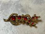Langwerpige vintage broche met rode stenen., Ophalen, Overige materialen, Broche