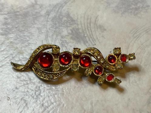 Langwerpige vintage broche met rode stenen., Sieraden, Tassen en Uiterlijk, Antieke sieraden, Broche, Overige materialen, Ophalen