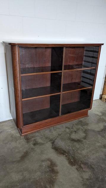 Vintage boekenkast  beschikbaar voor biedingen