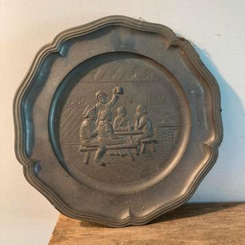 Tinnen Wandbord - Gezelschap aan Tafel - 23 cm beschikbaar voor biedingen