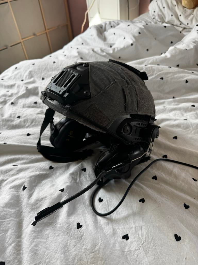Airsoft Helm met Patches, Earmor Headset en Helmovertrek, Ophalen of Verzenden, Gebruikt