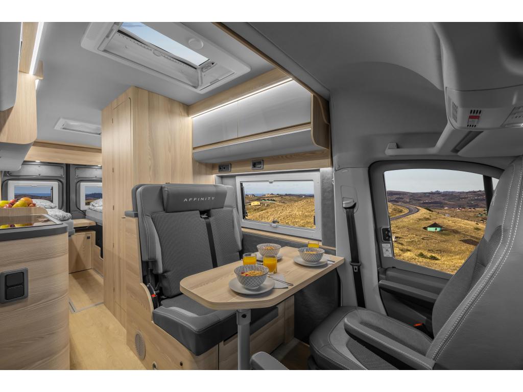 Affinity M Three, Caravans en Kamperen, Campers, Buscamper of Camperbus, Bedrijf, Tot en met 3, 6 tot 7 meter