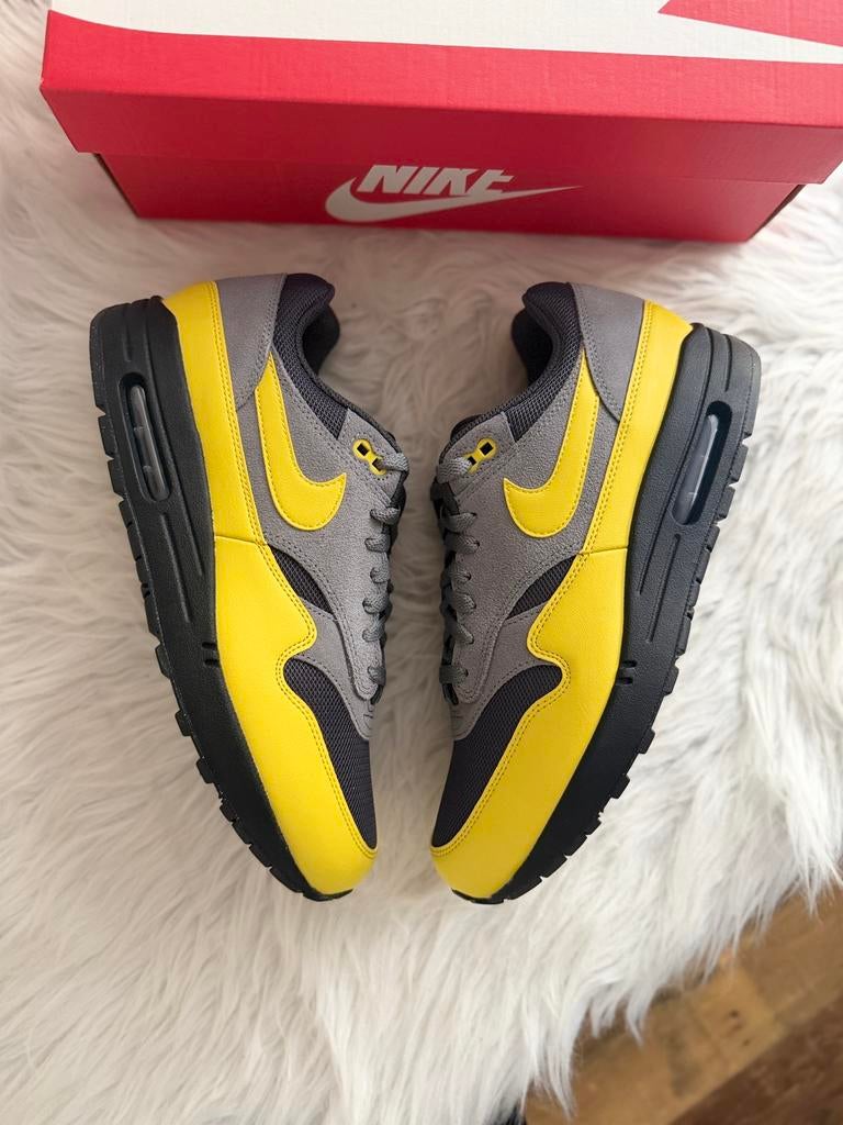 Nike Air Max 1 Grijs Zwart geel EU 45 AirMax sneakermaatje, Kleding | Heren, Schoenen, Overige kleuren, Nieuw, Ophalen of Verzenden