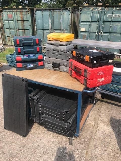 16 diverse lege gereedschap koffers, Ophalen