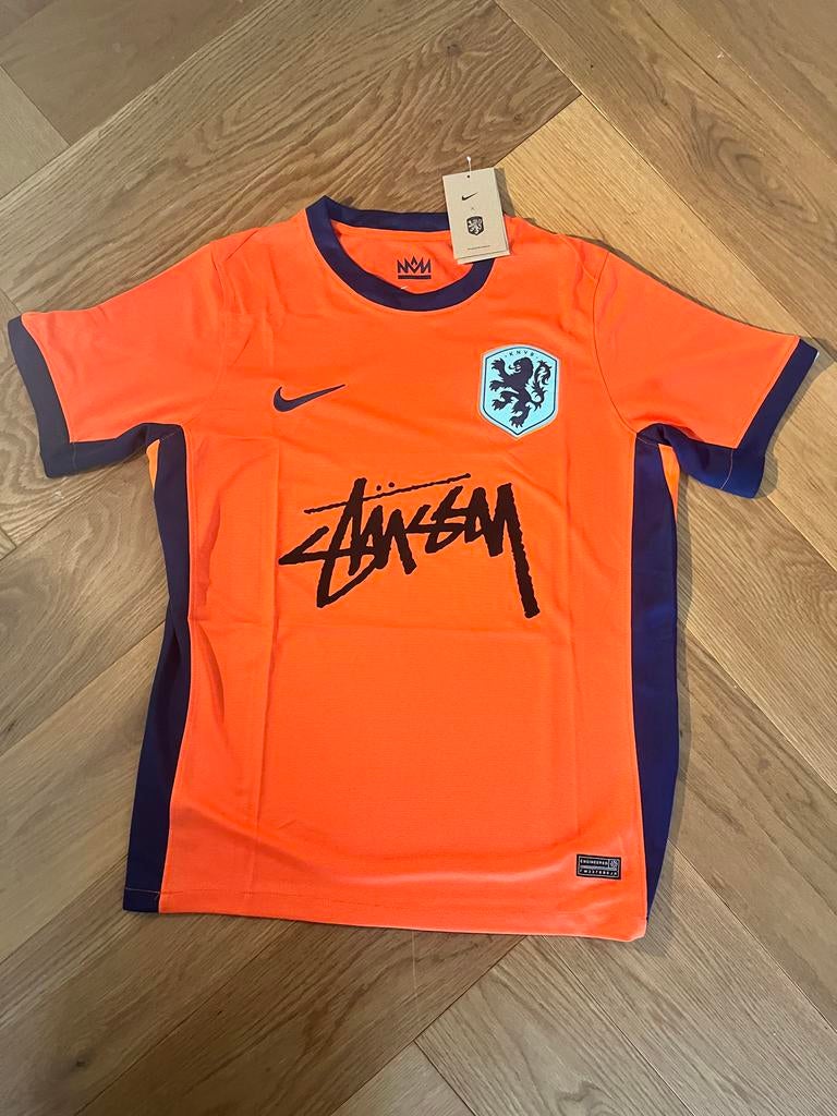 Stussy Nederland Shirt Maat M - Oranje Voetbalshirt, Ophalen of Verzenden, Nieuw, Maat 48/50 (M), Oranje