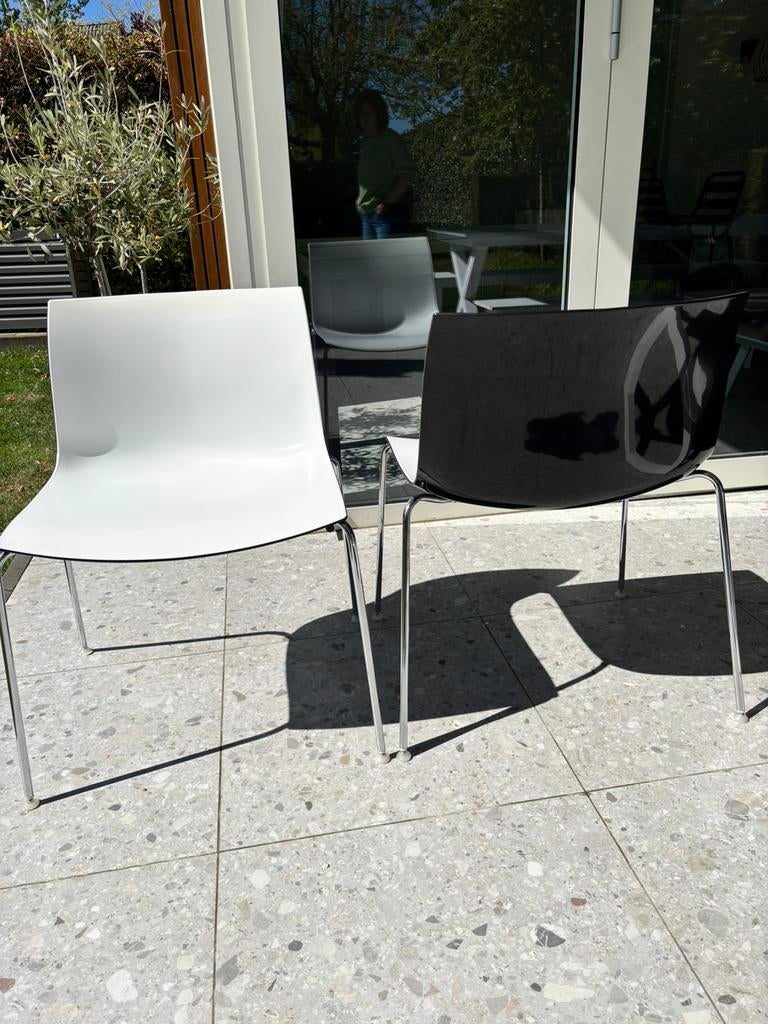 8 eetkamer stoelen. Binnenkant wit, buitenkant zwart, Kunststof, Gebruikt, Wit, Ophalen of Verzenden