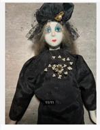 Porseleinen bijzondere Pop jurk hesje hoed 49 cm, Ophalen of Verzenden, Zo goed als nieuw, X, Pop