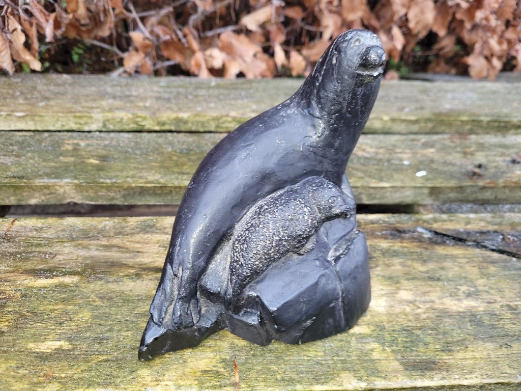 zware mooie vintage zeehond beeld met jong, Verzamelen, Beelden en Beeldjes, Ophalen of Verzenden, Zo goed als nieuw, Mens