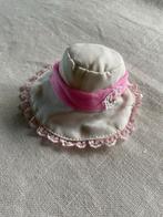 Vintage Sindy Fleur hoed met roosjes en kant  Barbie 1970s, Verzamelen, Poppen, Ophalen of Verzenden, Gebruikt, Kleertjes
