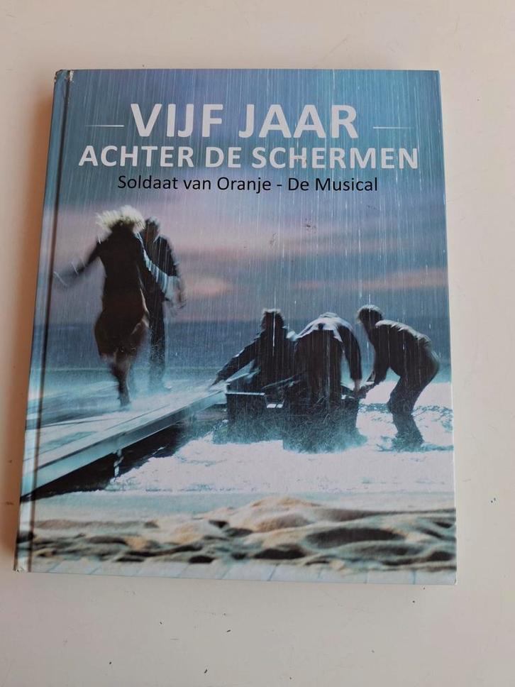 Vijf Jaar Achter de Schermen - Soldaat van Oranje Musical, Boeken, Film, Tv en Media, Zo goed als nieuw, Filmspecifiek, Ophalen of Verzenden