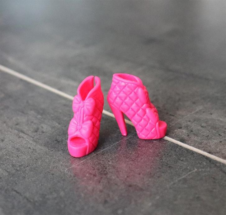 Barbie kleding nieuw - Originele hakken schoenen strikken, Kinderen en Baby's, Speelgoed | Poppen, Nieuw, Barbie, Ophalen of Verzenden