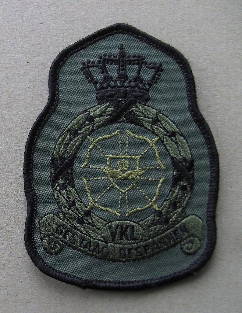 Klu kroonbadge VKL - vliegbasis Volkel, Verzamelen, Ophalen of Verzenden, Luchtmacht, Nederland, Embleem of Badge