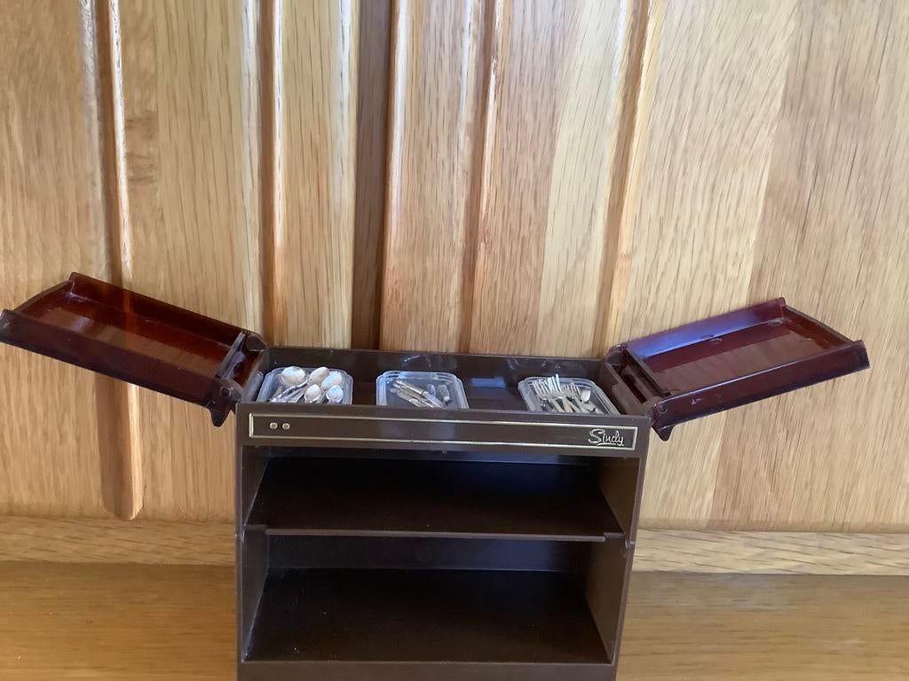 Sindy keukentrolley met bestek,vintage, Verzamelen, Poppenhuizen en Toebehoren, Ophalen of Verzenden, Gebruikt, Poppenhuis