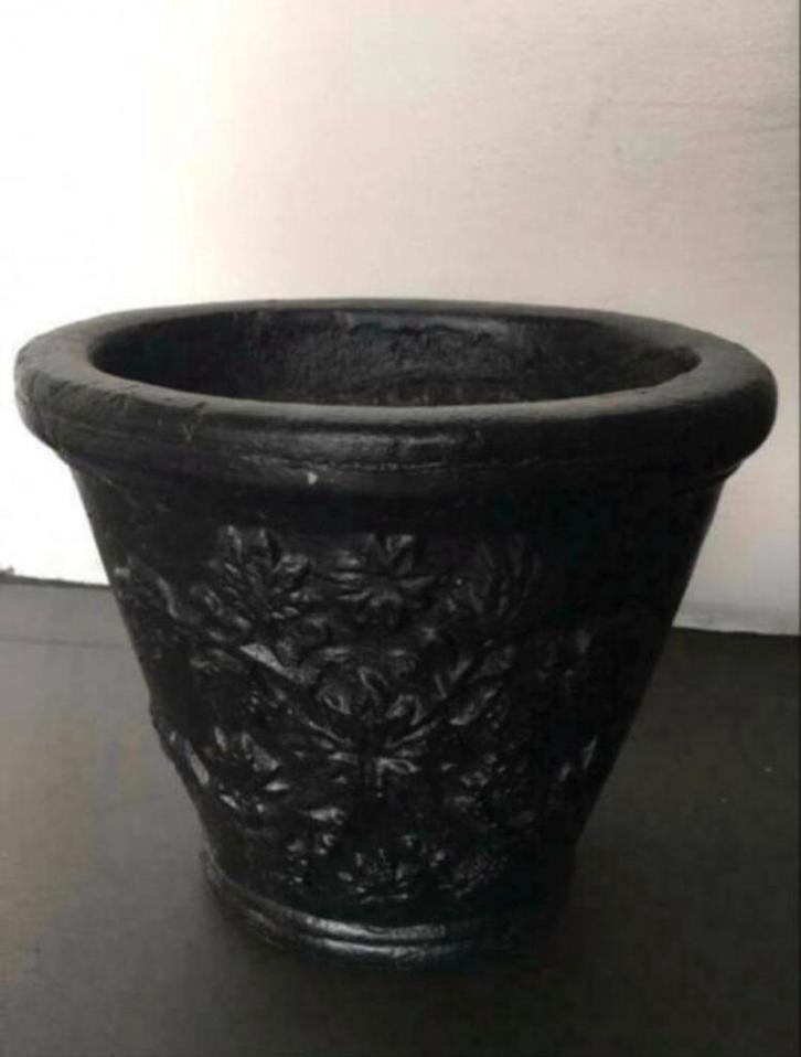 Zwarte terracotta bloempot reliëf diverse leuke bloempotten, Tuin en Terras, Bloempotten, Gebruikt, Terracotta, Binnen, Balkon