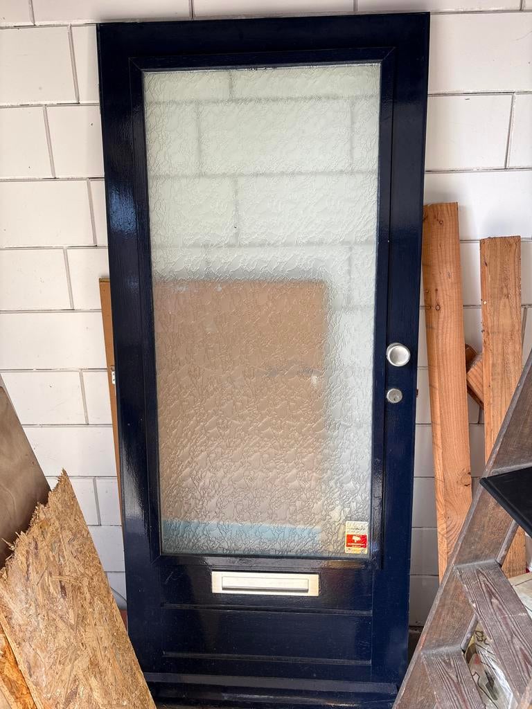 Donkerblauwe buitendeur met glas en brievenbus, Ophalen, Gebruikt, 80 tot 100 cm, Buitendeur