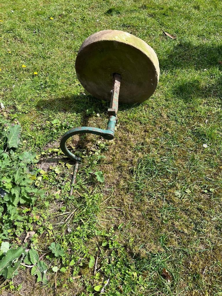 Oude slijpsteen, decoratief voor in de tuin, Ophalen