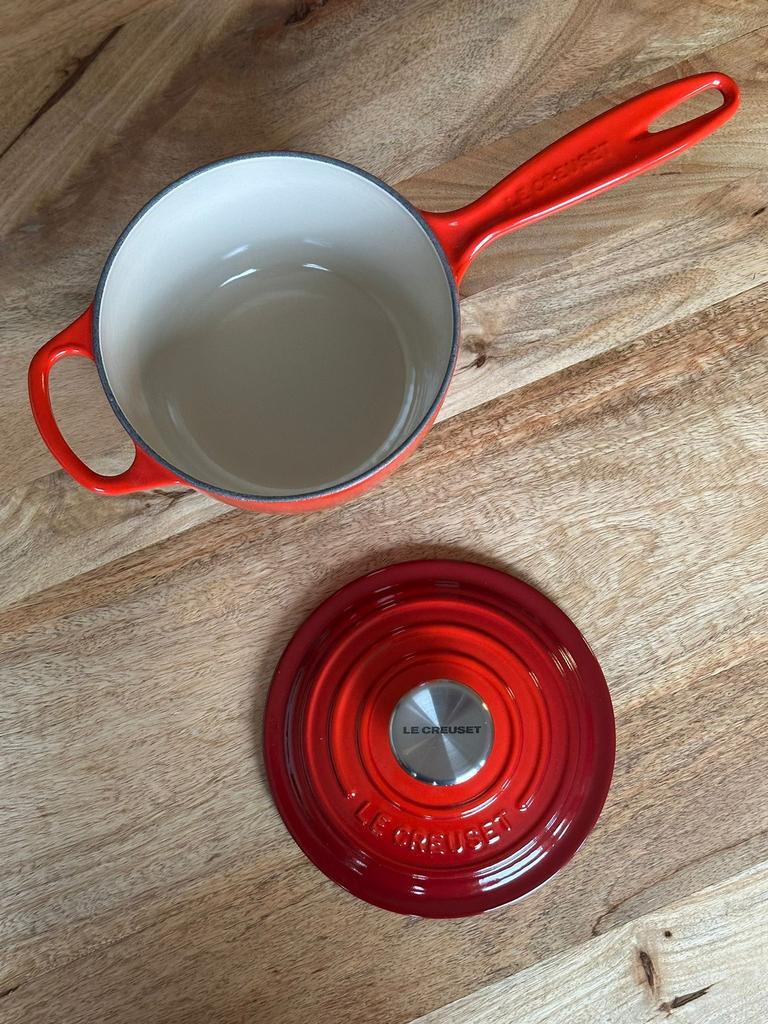Le Creuset gietijzeren steelpan 16 cm – Cerise, Huis en Inrichting, Ophalen of Verzenden, Zo goed als nieuw, Gietijzer, Koekenpan of Braadpan