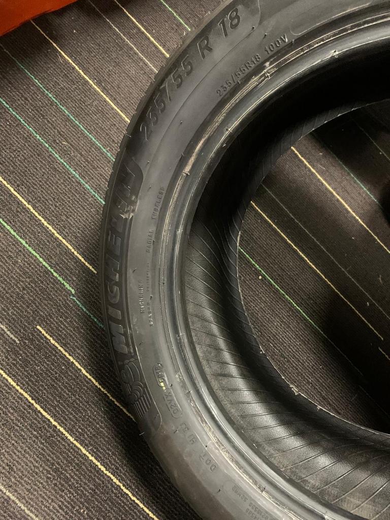 Nieuwe Michelin band 235/55 R18 100V, Ophalen, 18 inch, Nieuw, 235 mm