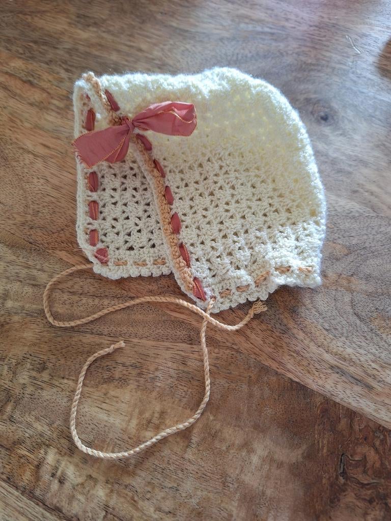 Brocante gehaakte poppenmutsje., Ophalen of Verzenden