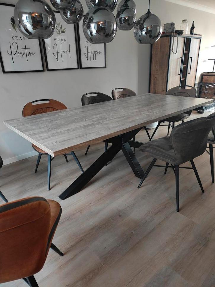Moderne eettafel met spinpoot en houtlook blad, Huis en Inrichting, Tafels | Eettafels, Zo goed als nieuw, 100 tot 150 cm, 200 cm of meer