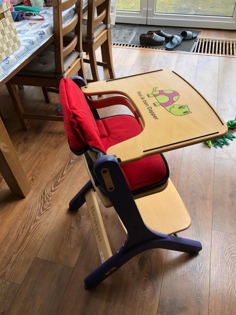 Kinderstoel Dapper van Schilte in paars met rood kussen, Kinderen en Baby's, Kinderstoelen, Ophalen, Gebruikt, Meegroeistoel, Afneembaar eetblad
