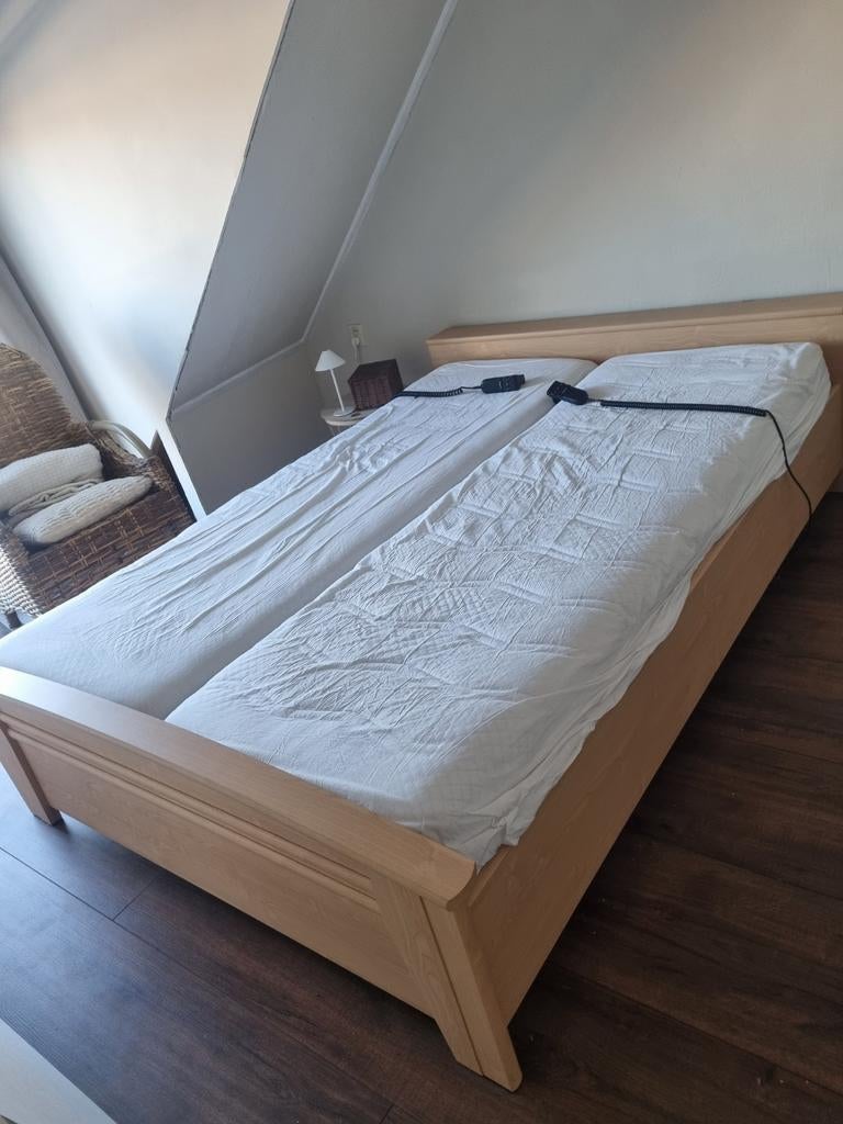 Elektrisch bed 140x200 met matrassen - Goede staat, Huis en Inrichting, Slaapkamer | Bedden, Ophalen, Tweepersoons, 140 cm, 200 cm