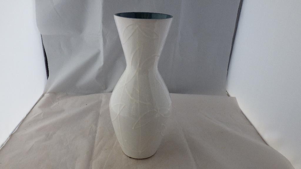 mooie retro witte vaas, subtiel gedecoreerd, Huis en Inrichting, Gebruikt, Wit, Aardewerk of Porselein, Ophalen of Verzenden