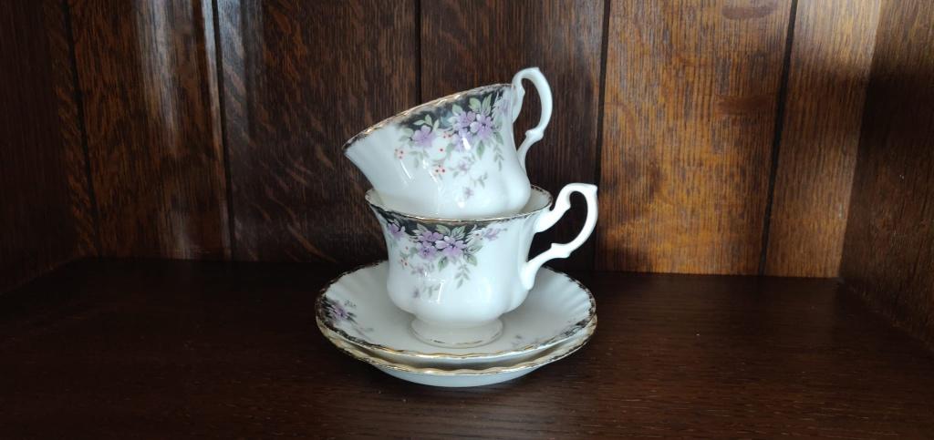 Royal Albert, Bone servies: kopjes en schoteltjes, Ophalen