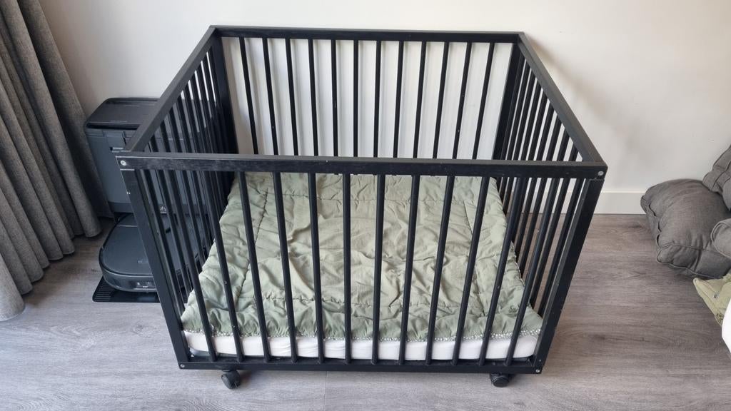 Zwarte box op wieltjes met verstelbare bodem, Kinderen en Baby's, Boxen, Ophalen, Gebruikt, Vierkant, In hoogte verstelbaar