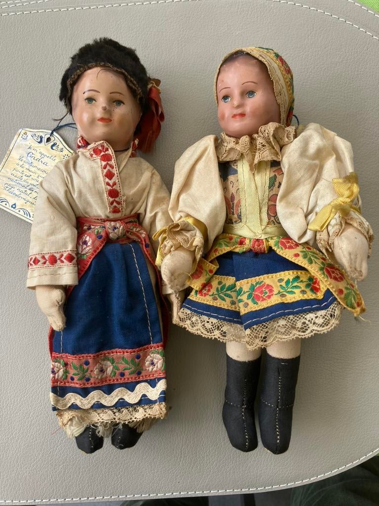Twee handgemaakte klederdracht poppen Tsjechoslowakije, Ophalen of Verzenden, Gebruikt, Pop