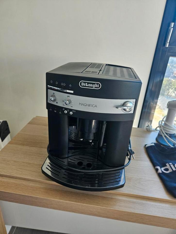 DeLonghi Magnifica ESAM 3000.B Espressoapparaat, Witgoed en Apparatuur, Koffiezetapparaten, Gebruikt, Gemalen koffie, Koffiebonen
