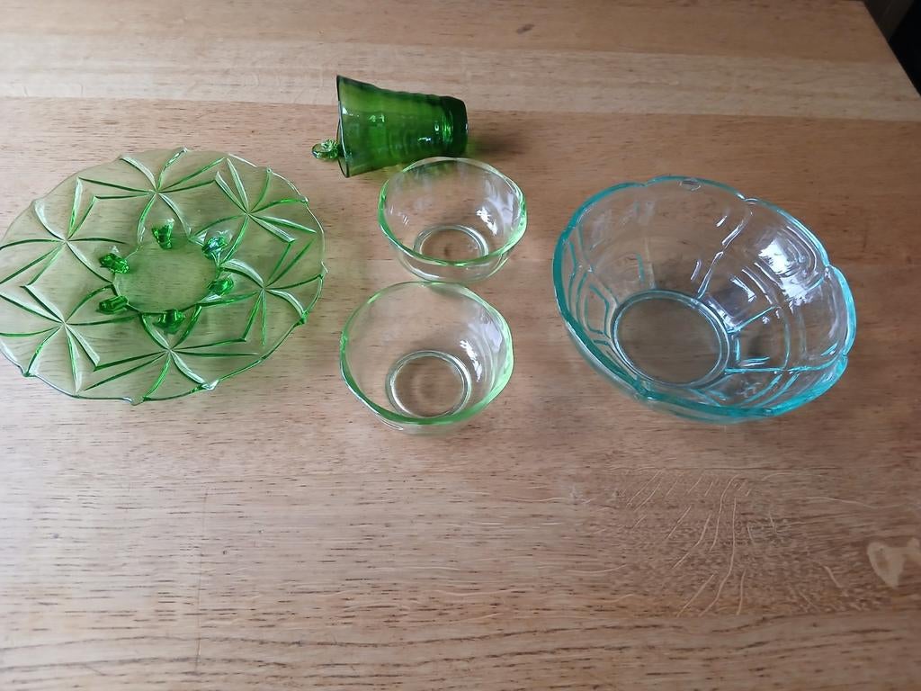 Groen glaswerk setje, uranium glas, Antiek en Kunst, Antiek | Glas en Kristal, Ophalen of Verzenden