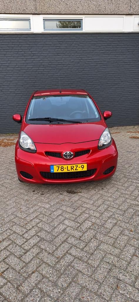 Toyota Aygo 1.0 12V Vvt-i 5DRS 2010 Rood, Auto's, Voorwielaandrijving, Zwart, 4 stoelen, Alcantara