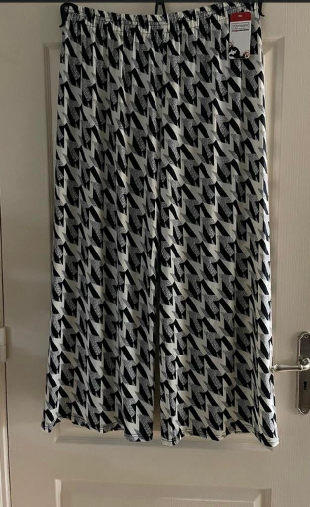 Broek 56/58 Magna zwart/wit wijde pijpen, Kleding | Dames, Grote Maten, Ophalen of Verzenden, Zo goed als nieuw, Zwart, Broek of Spijkerbroek