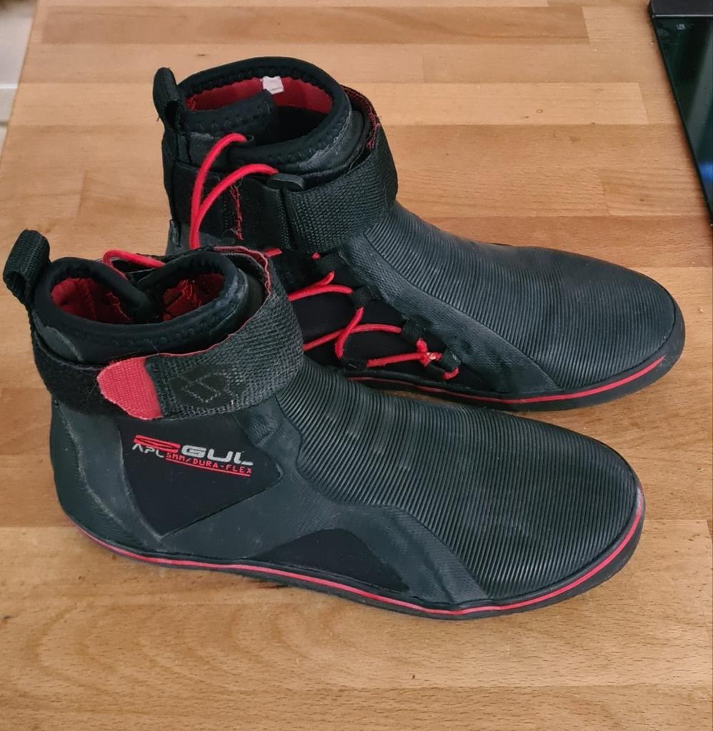 Gul Zeil- of Surfschoenen - Zwart/Rood, Watersport en Boten, Watersportkleding, Gebruikt, Zeil- of Surfschoenen, Ophalen of Verzenden