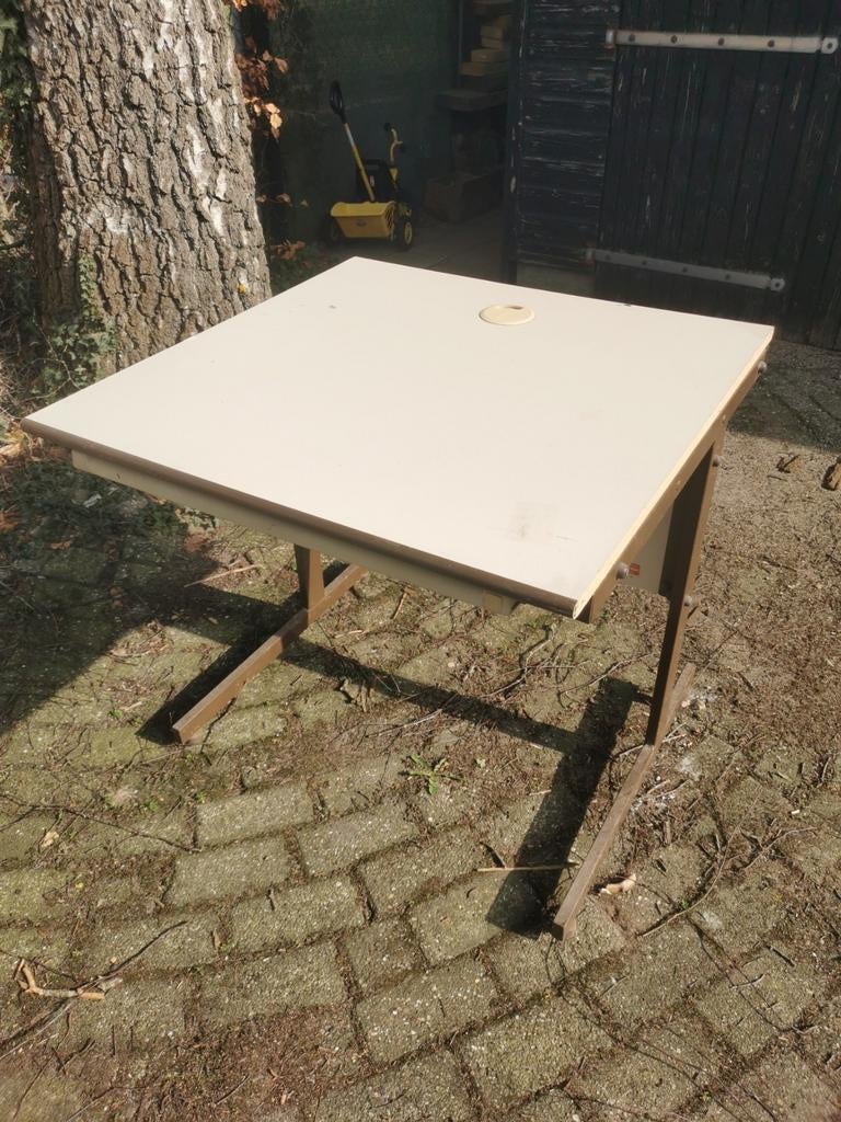 Gratis Oude computer tafel met uitschuifbaar toetsenbordblad, Huis en Inrichting, Bureaus, Gebruikt, Ophalen