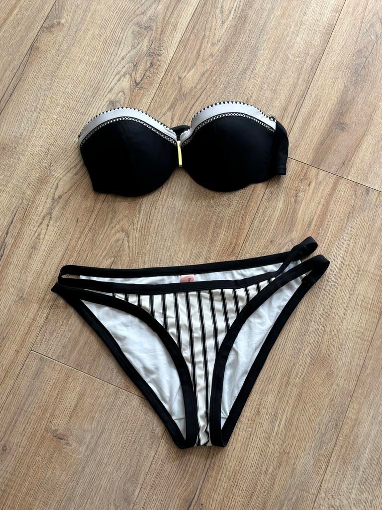 Hunkemöller Bikini Set Zwart Wit Gestreep XL, Kleding | Dames, Badmode en Zwemkleding, Ophalen of Verzenden, Zo goed als nieuw