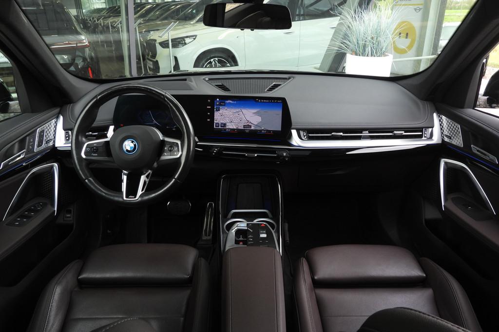 BMW iX1 xDrive30 High Executive M Sport / Panoramadak / Trek, Auto's, BMW, Gebruikt, Zwart, Met garantie (alle), 24 min