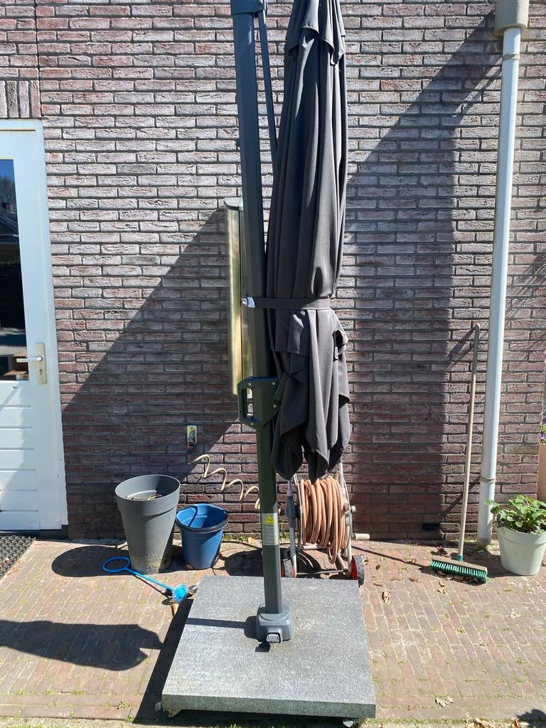 Platinum parasol 2.5x2.5m met verrijdbare voet en hoes, Tuin en Terras, Parasols, Ophalen, Zo goed als nieuw, 2 tot 3 meter, Zweefparasol