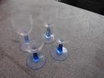 vier vintage wijnglazen met blauwe voet, Verzamelen, Glas en Borrelglaasjes, Verzenden, Zo goed als nieuw, Overige typen