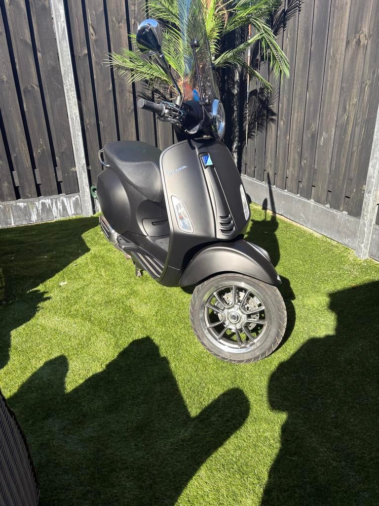 Vespa Primavera 2024 mat zwart 1200 km, Ophalen, Overige modellen, Maximaal 45 km/u, Zo goed als nieuw